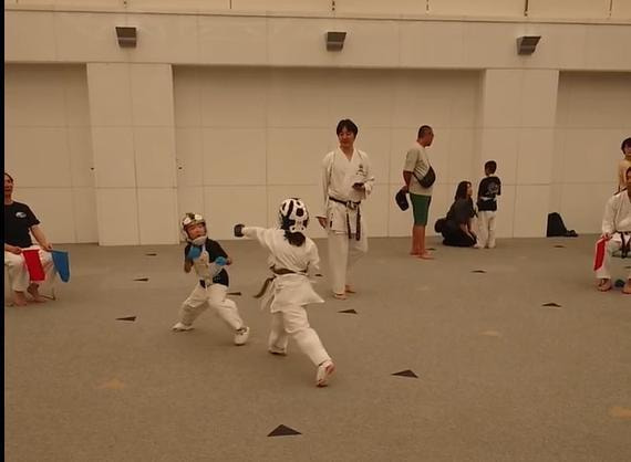 吏央試合